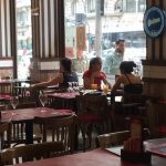 76% de los argentinos redujo sus salidas a restaurantes y bares en los últimos meses