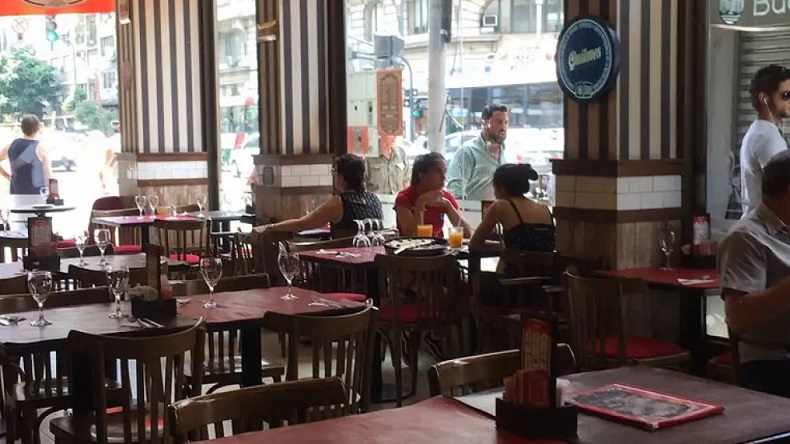 76% de los argentinos redujo sus salidas a restaurantes y bares en los últimos meses