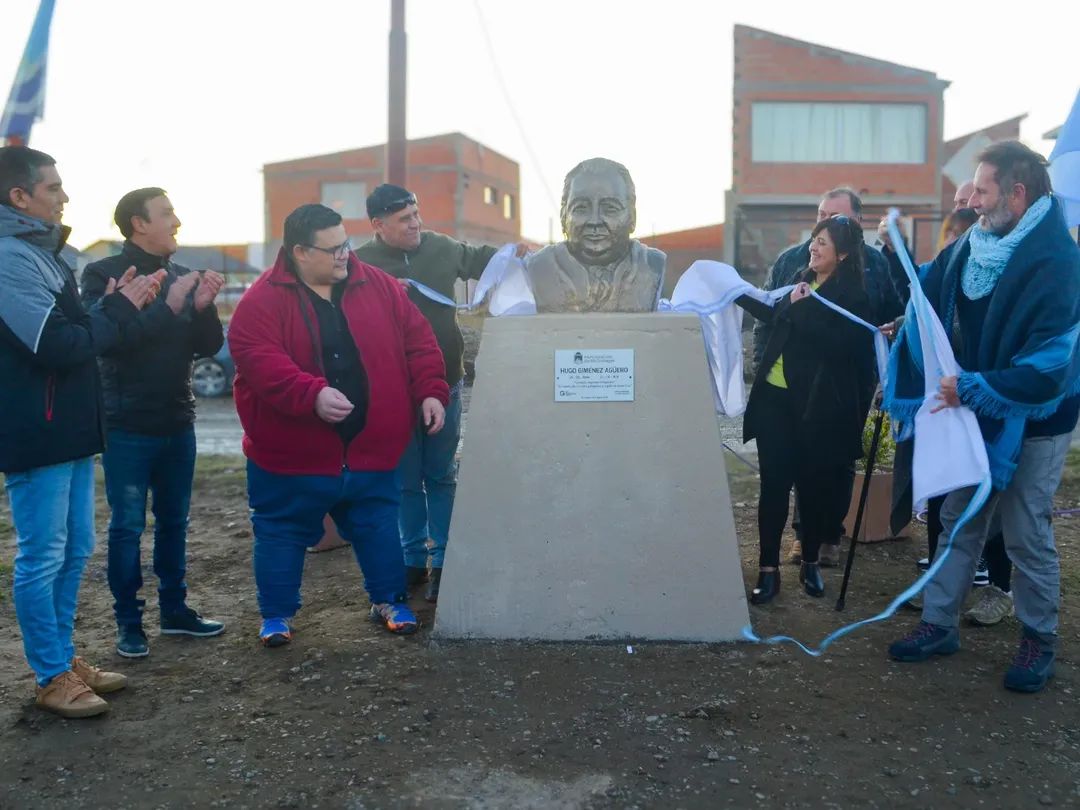 El Municipio de Río Gallegos inauguró un busto y una placa para mantener vivo el legado de Hugo Giménez Agüero, el cantor de la Patagonia