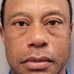 Tiger Woods fue liberado tras pasar ocho horas en un calabozo después de volcar con su camioneta y negarse a realizar un análisis de orina