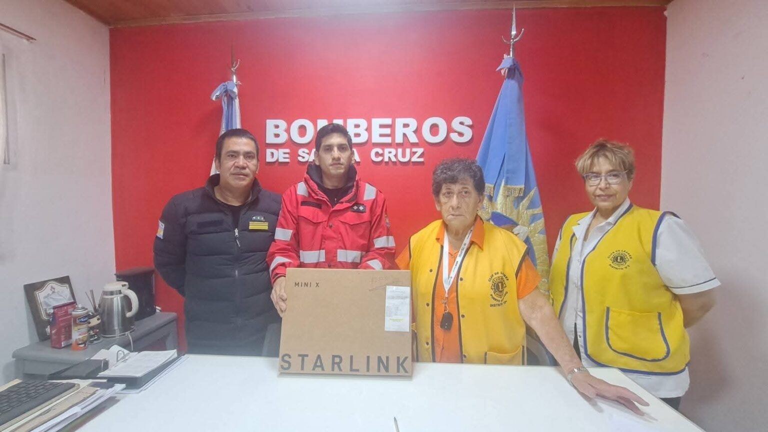 El Club de Leones donó una antena Starlink al cuartel de Bomberos deseadense