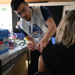 Operativo sanitario en zonas rurales: atención médica y vacunación en La Esperanza y Camusu Aike