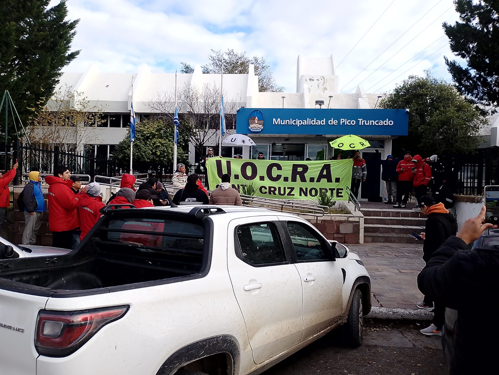 UOCRA se manifestó en el Municipio de Pico Truncado y entregó un petitorio por la falta de trabajo