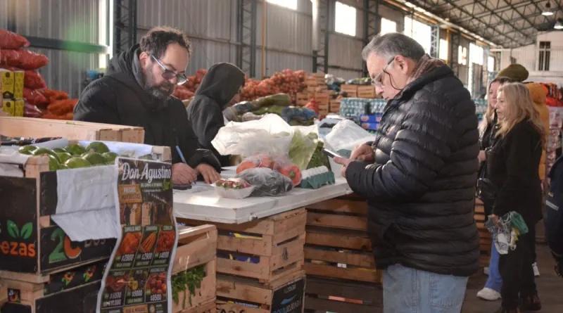 El Mercado Concentrador Patagónico sigue creciendo y atrae a cientos de vecinos por sus precios bajos