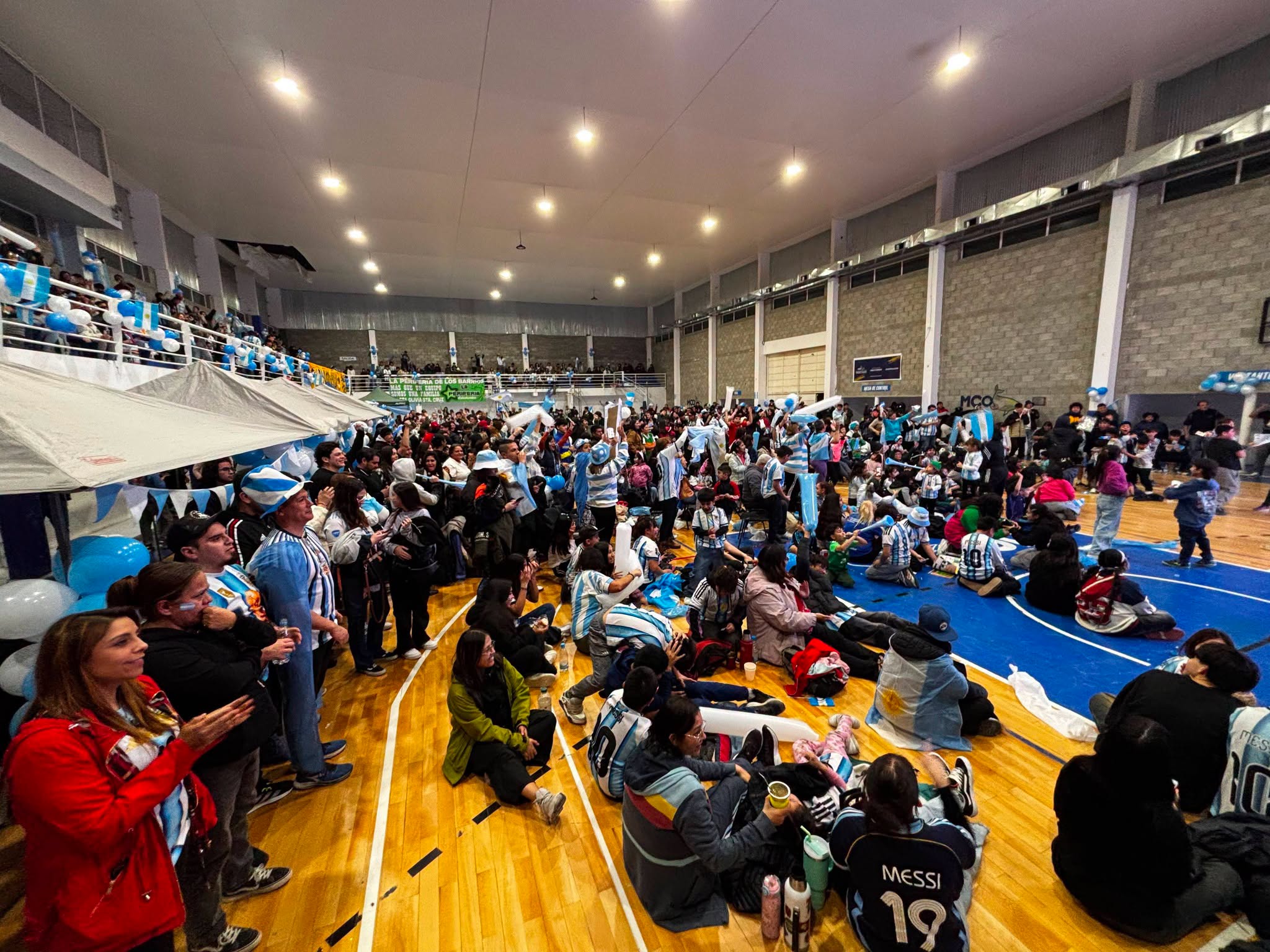 CALETA OLIVIA VIVIÓ UNA NUEVA FIESTA POPULAR CON “EL MUNDIAL EN TU BARRIO” EN EL GIMNASIO PANCHO CERDA