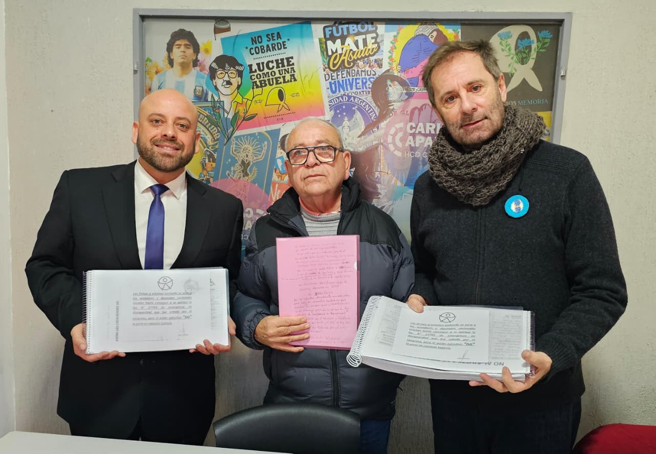 Casi 4.000 firmas por la Emergencia en Discapacidad fueron entregadas al diputado Molina para ser presentadas en el Congreso