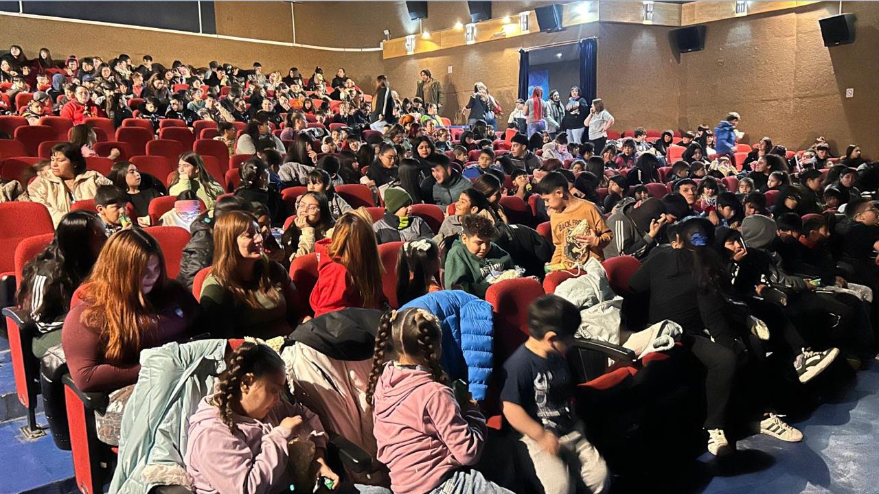 Más de 300 chicos disfrutaron de una jornada de cine en Caleta Olivia