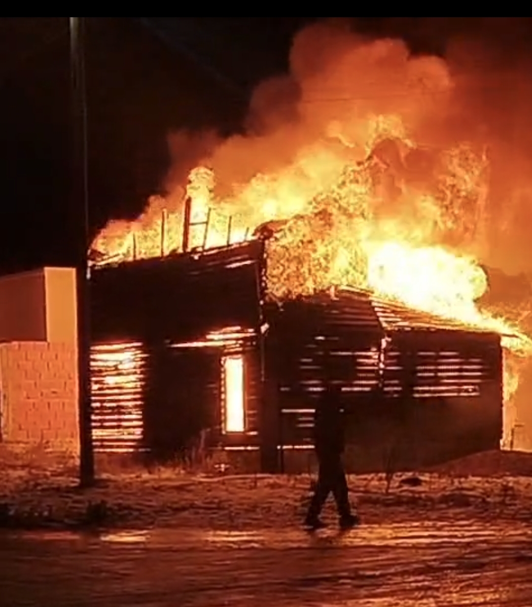 Un voraz incendio destruyó por completo una vivienda deshabitada de Piedra Buena