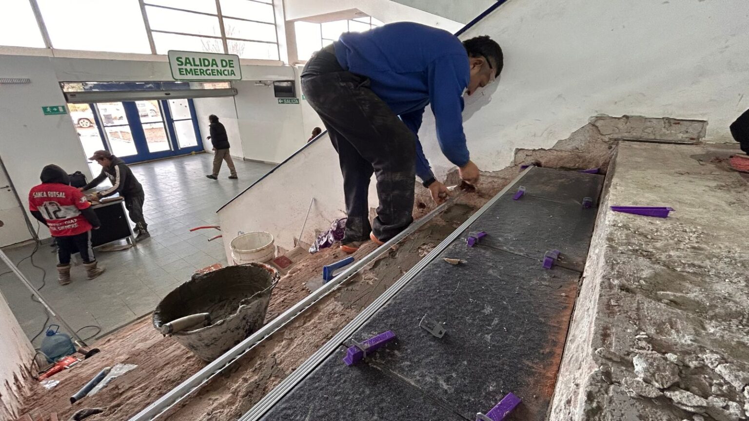 Ejecutan mejoras en accesibilidad y espacios del Complejo Deportivo Municipal