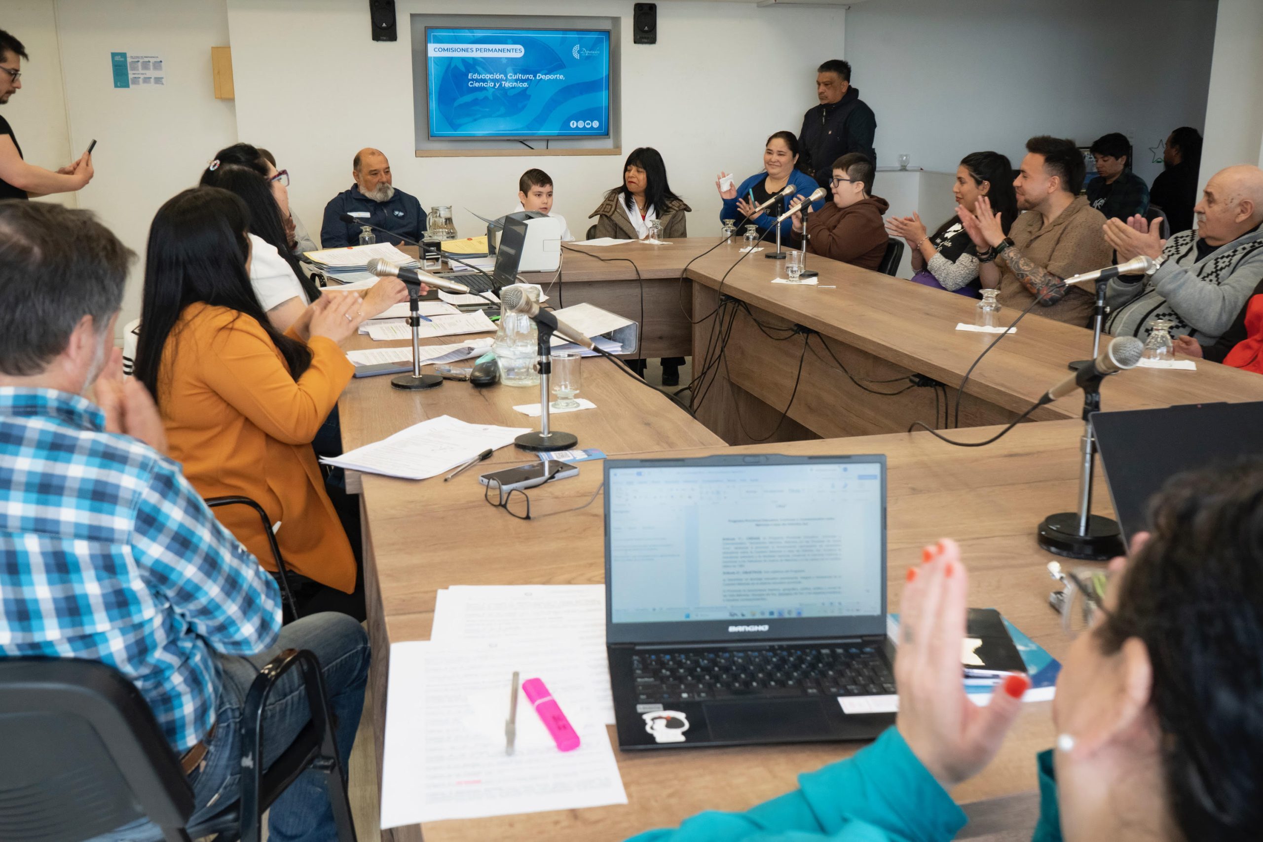 La Comisión de Educación recibió visitas que acercaron experiencias para trabajar en las escuelas de Santa Cruz